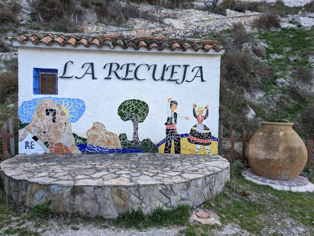 La Recueja: mural de mosaico, danzantes y tinaja.