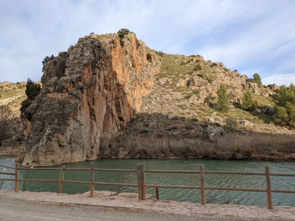 Acantilado rocoso y el galallo, Fuentealbilla.