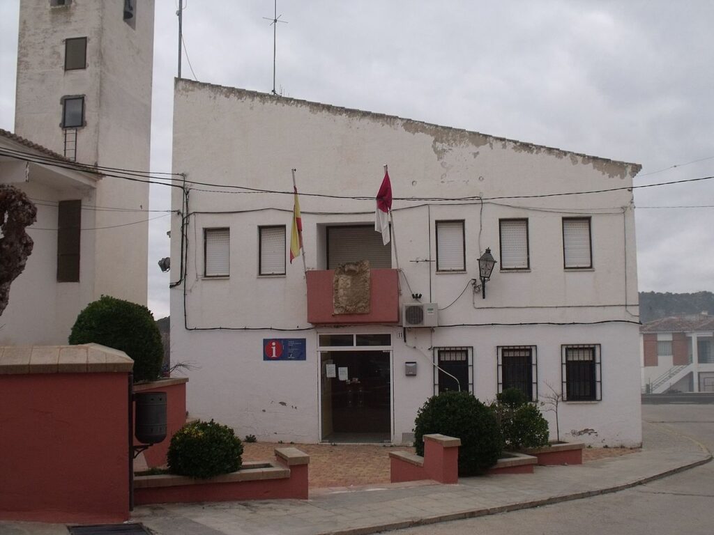 Fachada del edificio municipal de Villatoya con banderas.